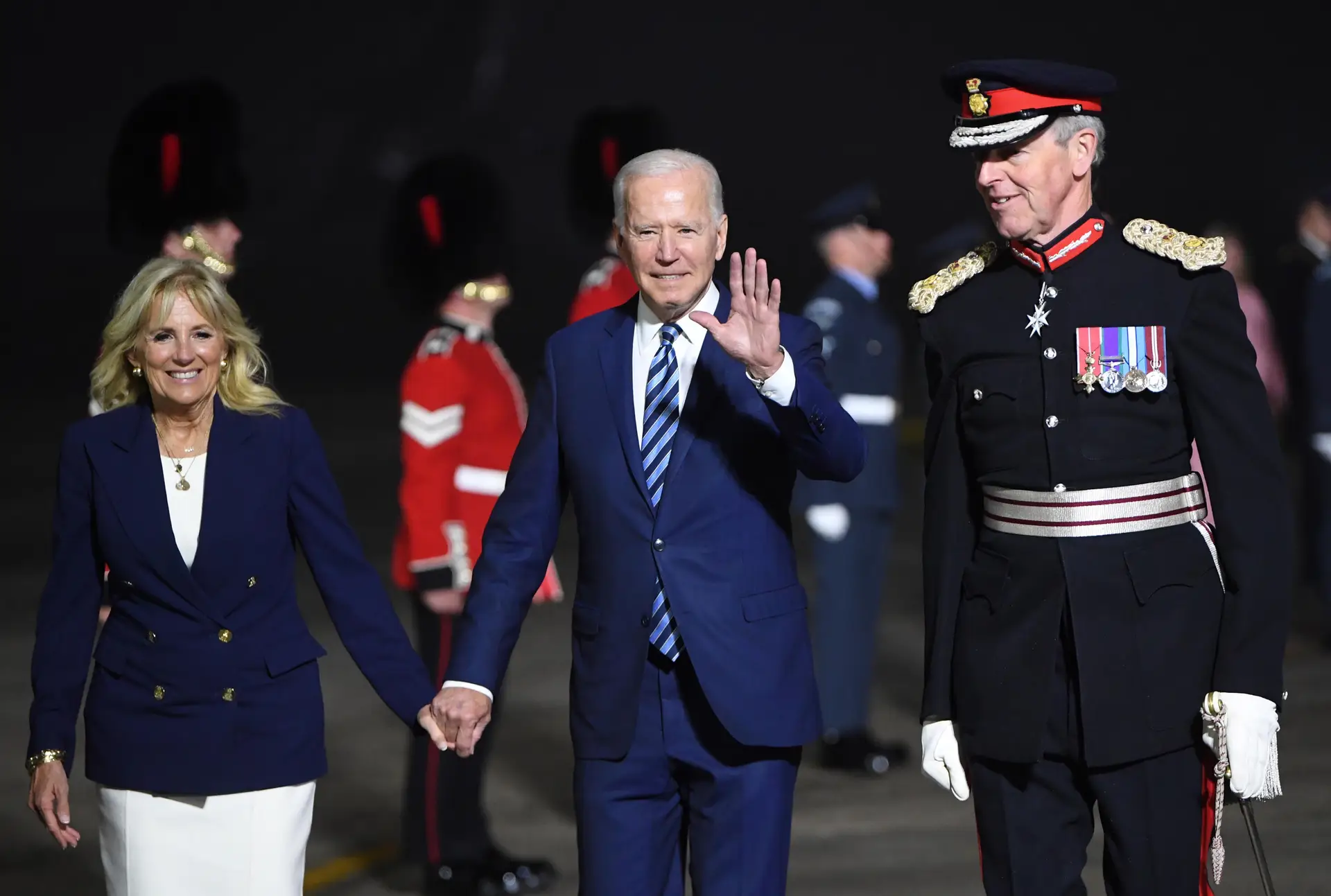 Primeira viagem de Biden começa no Reino Unido para relançar "relação especial"