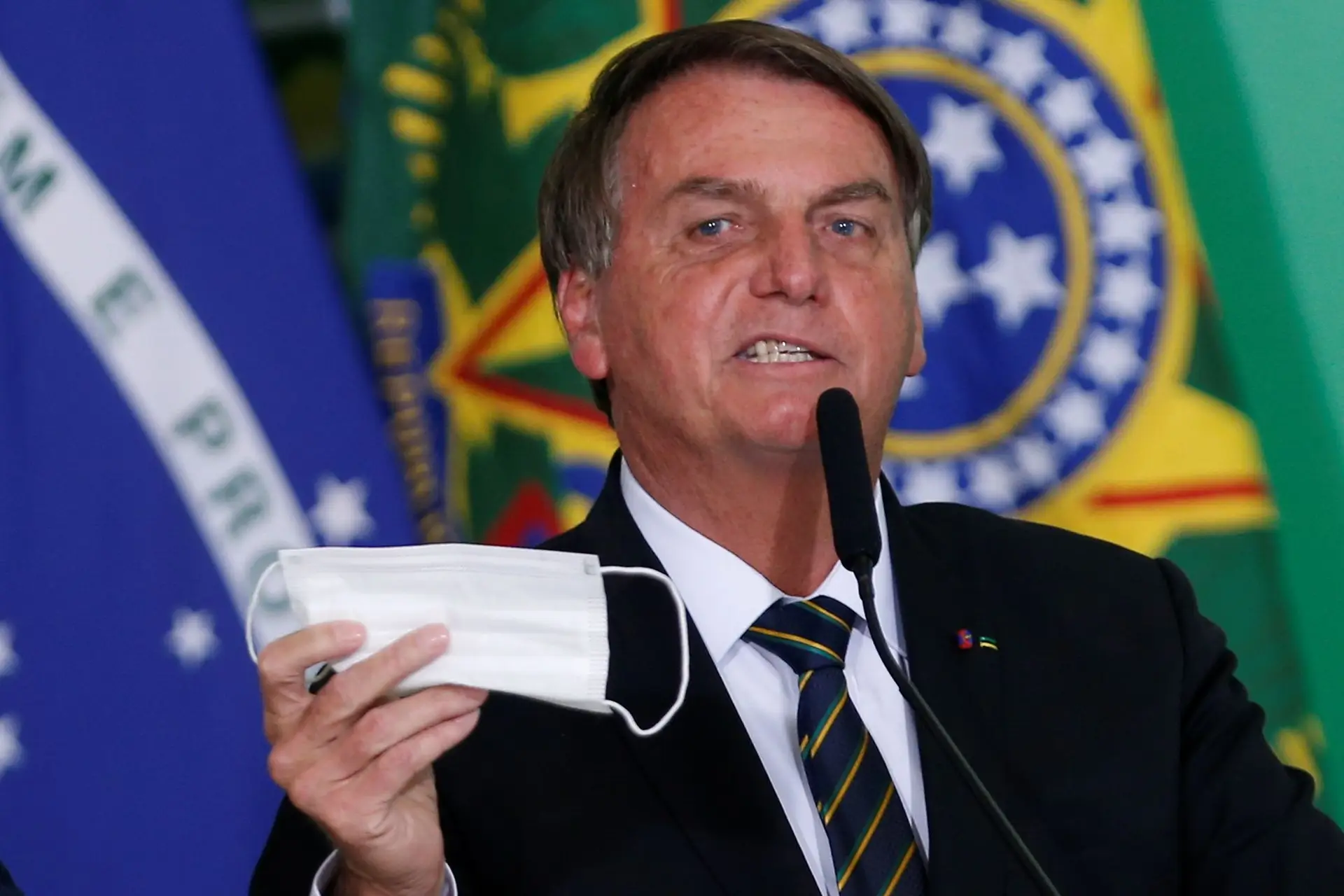 Bolsonaro irrita-se com jornalistas que lhe perguntam sobre os 500.000 mortos devido à covid-19