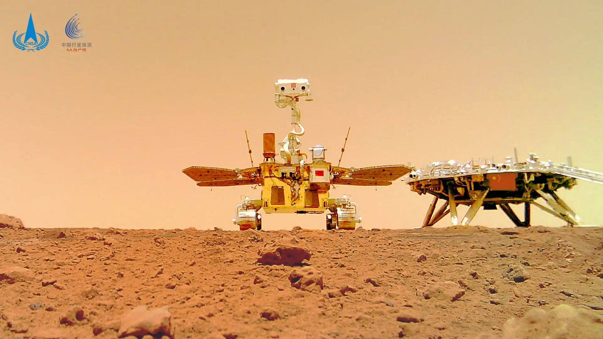 China's Space Agency has released two colored photographs from the surface of the 360 -degree panoramic image and Mars and Tianwen -1 spacecraft, which reached the Red Planet on May 15. The image shows the landing zone's surroundings, flat and Stony land and recorded by vehicle "Jurang" - Tribute to the fire god of ancient Chinese myths.