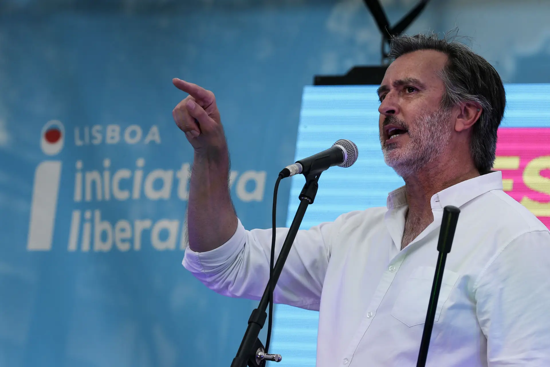 O presidente da Iniciativa Liberal, João Cotrim de Figueiredo, discursa durante o arraial promovido pelo partido, no Largo Vitorino Damásio, em Lisboa