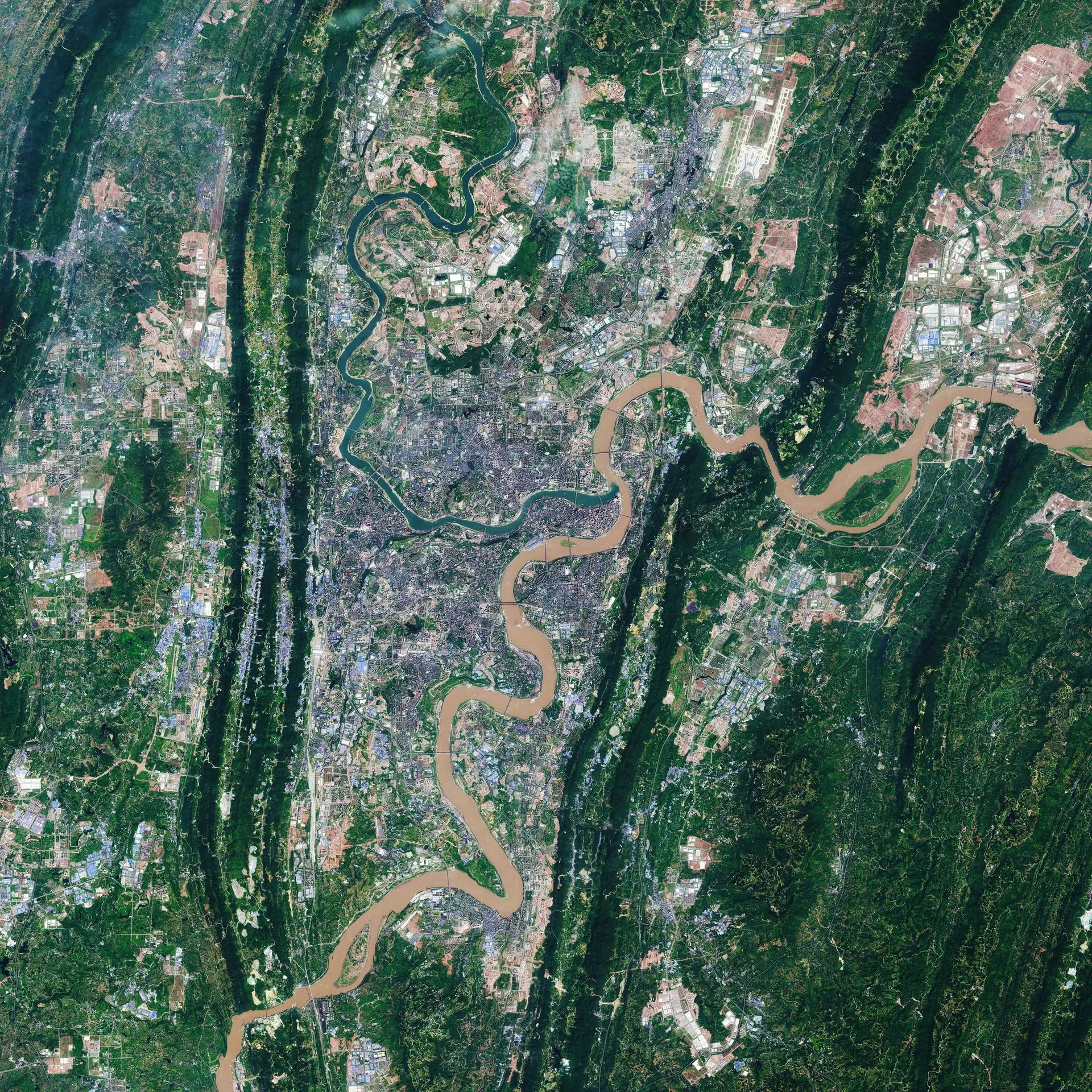 Chongqing é o maior município da China, com 80 mil km2, aproximadamente o tamanho da Áustria. É um dos centros económicos mais importantes da China e o maior centro de construção de automóveis do país. Está localizado no centro-sudoeste numa grande área entrecortada por rios e montanhas: a norte as montanhas Daba, a leste as montanhas Wu, a sudeste as montanhas Wuling e a sul as montanhas Dalou no sul e está na confluência dos rios Yangtze e Jialing.