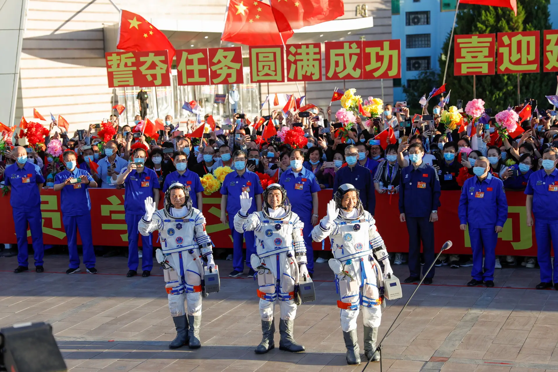 Nave espacial chinesa com três astronautas acopla na nova estação espacial