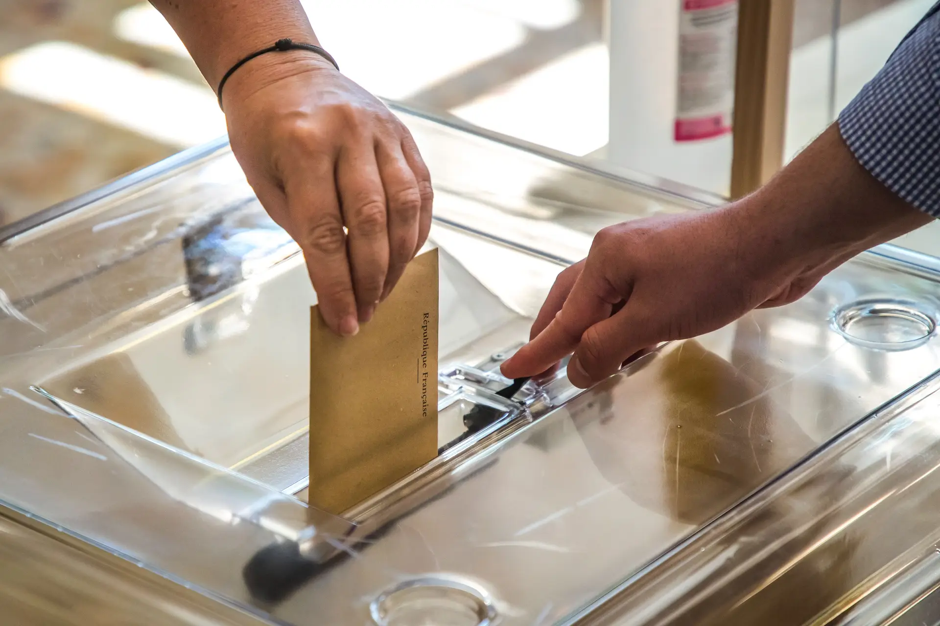 Dois terços dos franceses não votaram em regionais que reforçam centro-direita