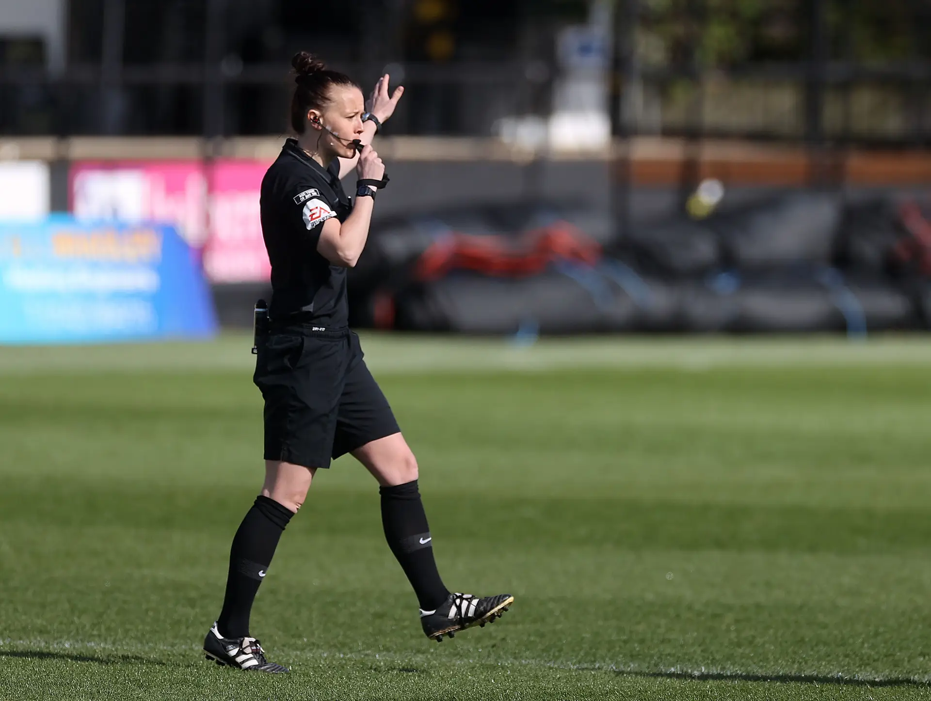 Rebecca Welch torna-se na primeira mulher a arbitrar um jogo da Liga  inglesa - SIC Notícias