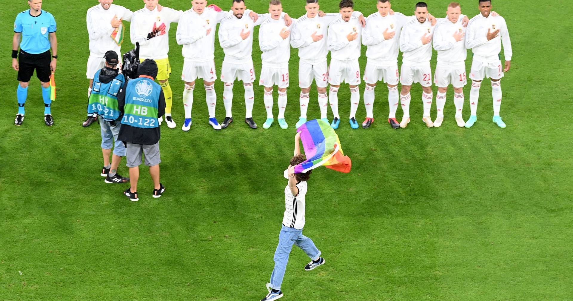 Adepto invade relvado com bandeira LGBT durante o hino da Hungria - SIC  Notícias