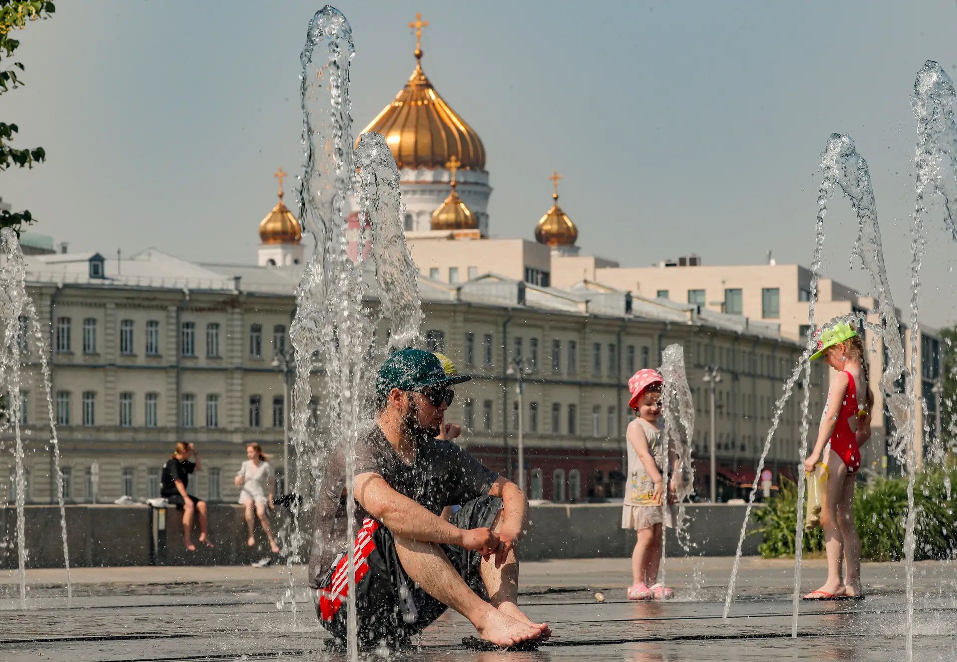 Moscovitas tomam banho nas fontes para enfrentar uma onda de calor recorde