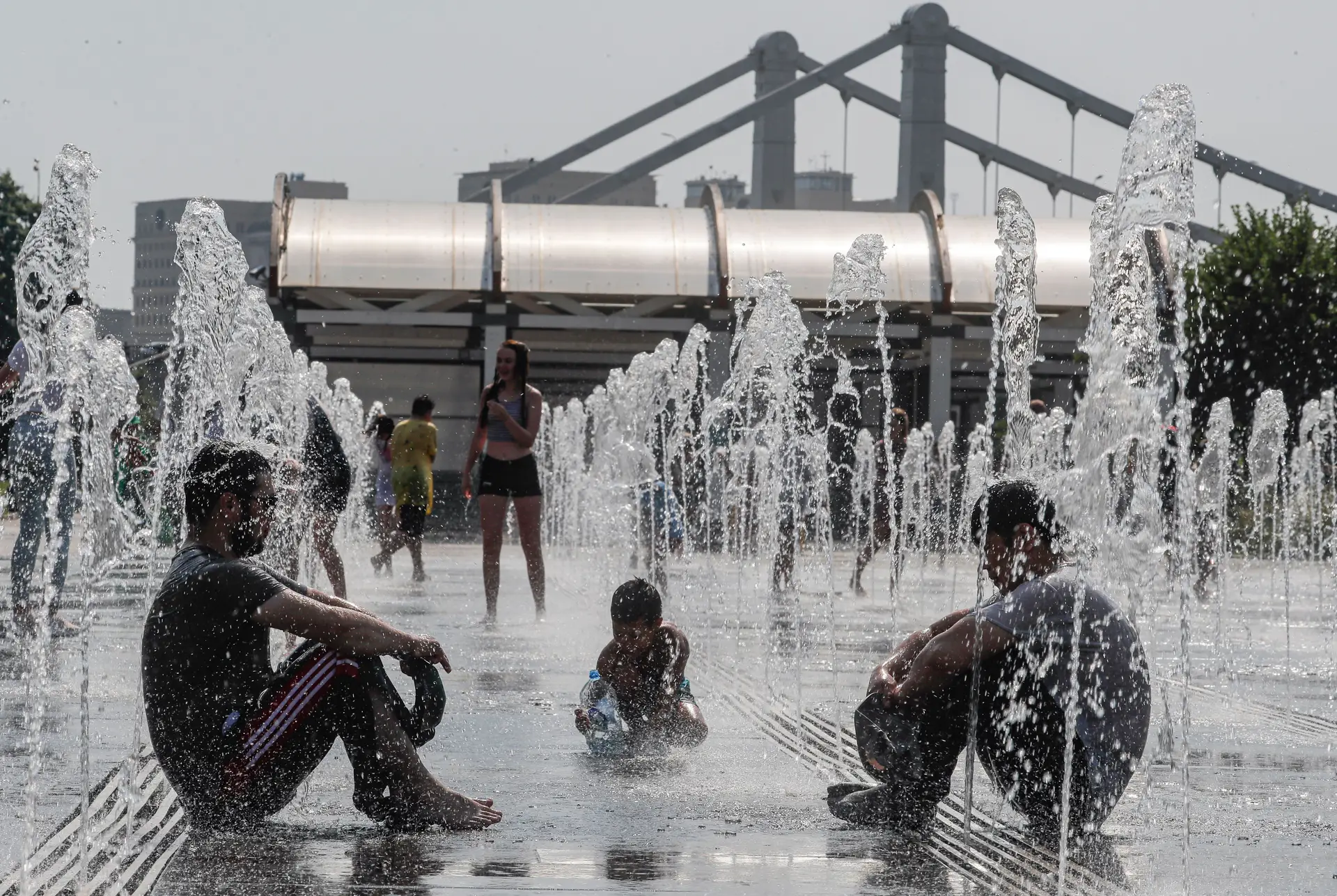 Moscovitas tomam banho nas fontes para enfrentar uma onda de calor recorde em junho 2021.