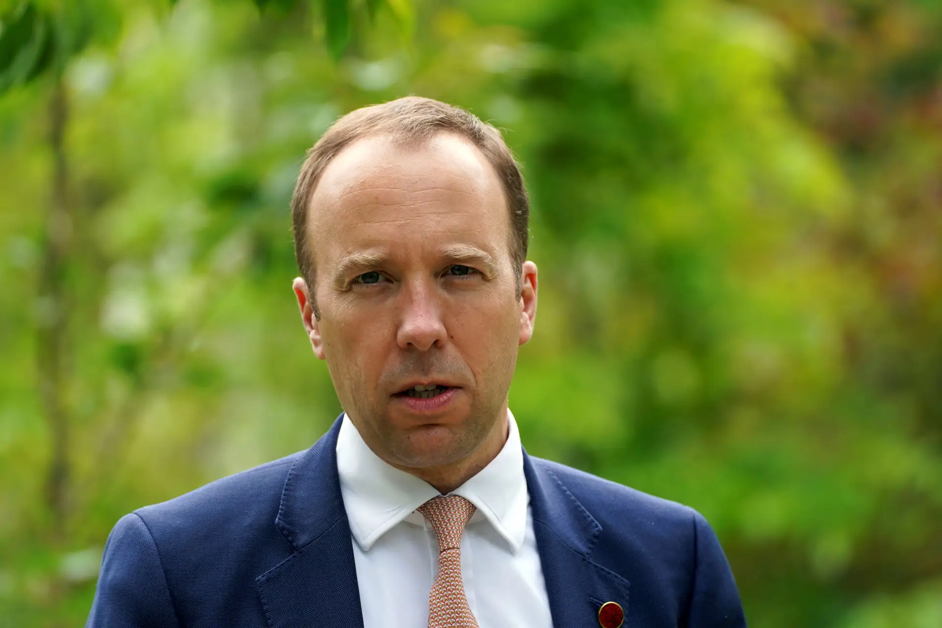 Ministro da Saúde britânico admite ter violado distanciamento em relação adúltera