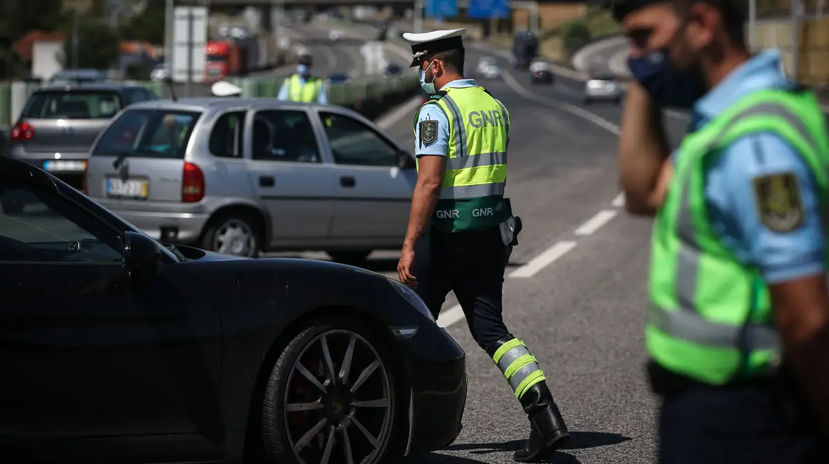 Elementos da Guarda Nacional Republicana (GNR), durante a operação de fiscalização no âmbito das novas medidas covid-19 para a Área Metropolitana de Lisboa (AML), nas portagens de Alverca