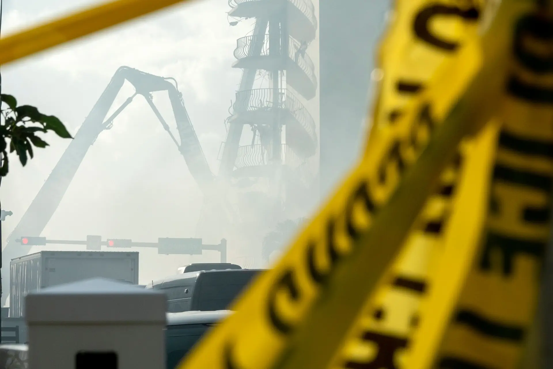 Sobe para cinco número de mortos em desabamento de prédio em Miami