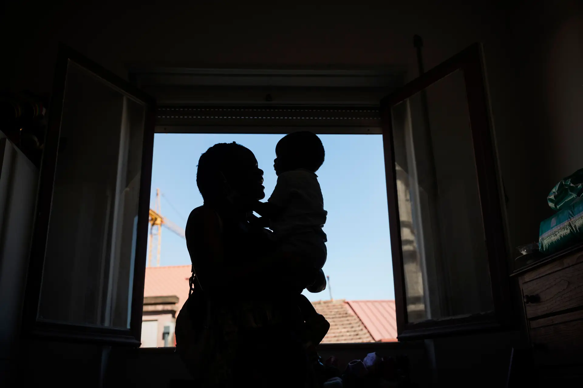 Marvelous, 24 de anos, da Nigéria, com um dos seus filhos no apartamento onde vive em Braga, 9 de junho de 2021. Marvelous saiu da Nigéria e trilhou um caminho de morte, violações, um aborto, orações, deserto, prisão, mar e dois filhos até chegar a Braga e encontrar a "luz da esperança para um futuro feliz".