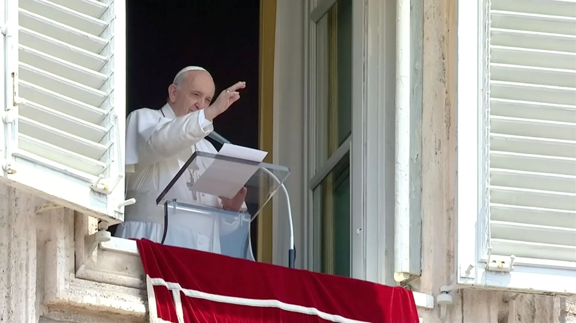Vaticano anuncia que Papa Francisco "reagiu bem" à cirurgia