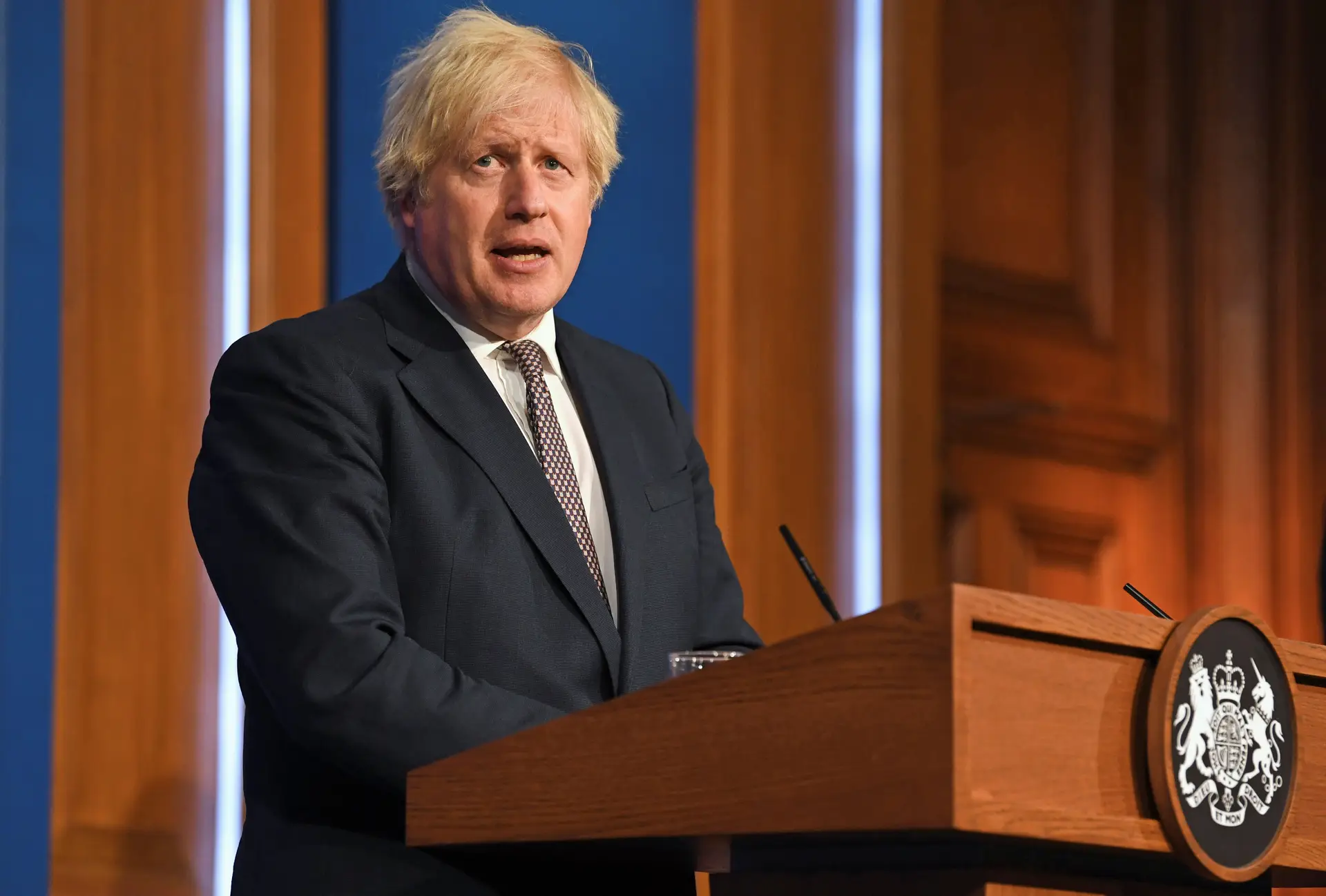 Covid-19. Boris Johnson pede "cautela" perante levantamento de restrições 