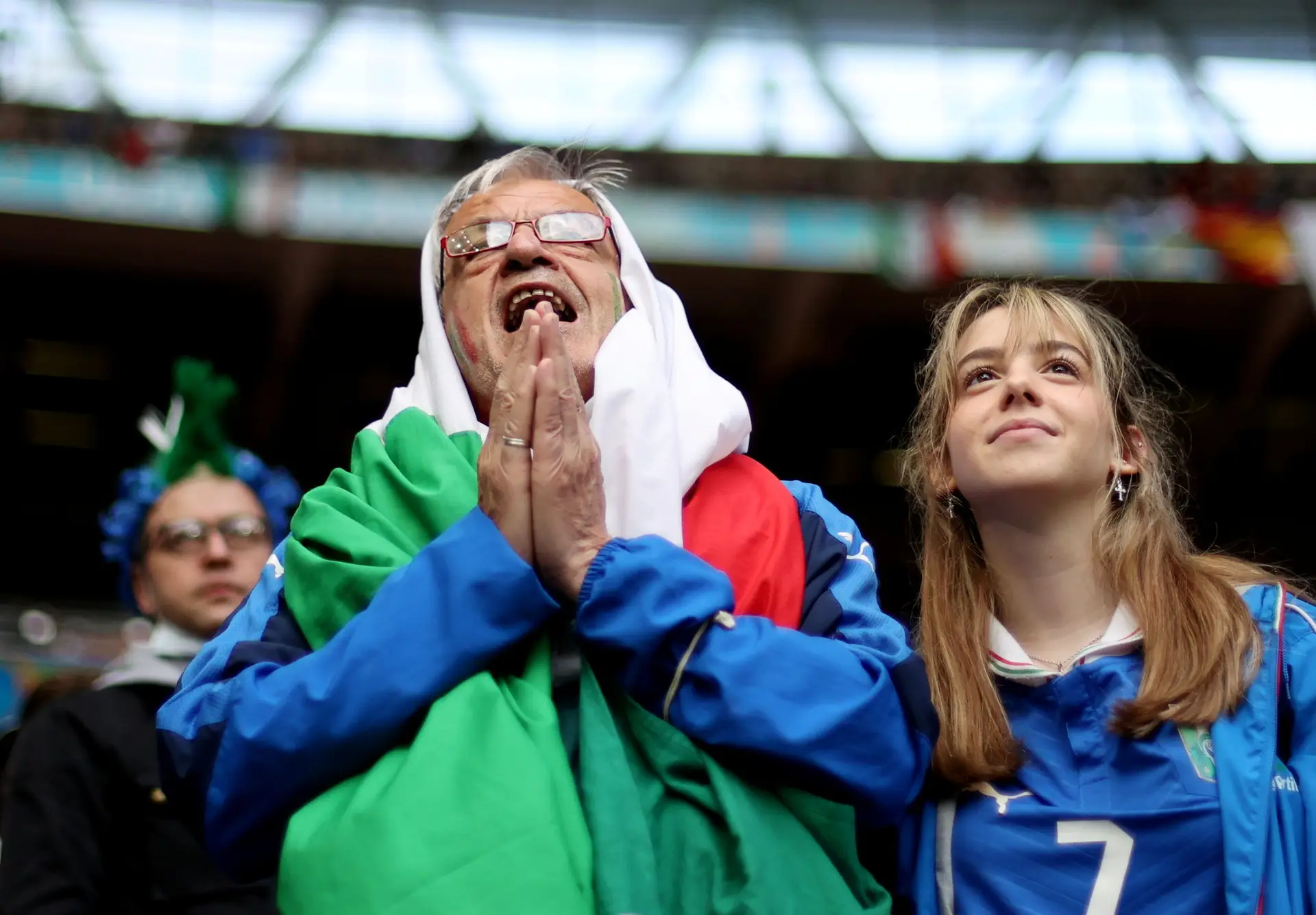 Adeptos da seleção italiana antes da marcação das grandes penalidades que decidiram o jogo das meias-finais do Europeu frente à Espanha. A Itália venceu, esta terça-feira, a seleção espanhola nos penáltis e está na final do UEFA Euro 2020 de futebol.