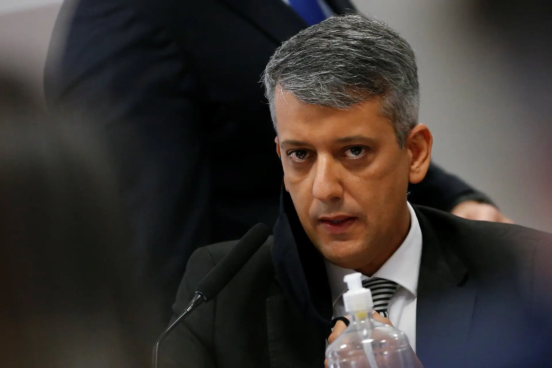"Chame a polícia do Senado". Presidente de Comissão manda deter ex-diretor da Saúde do Brasil