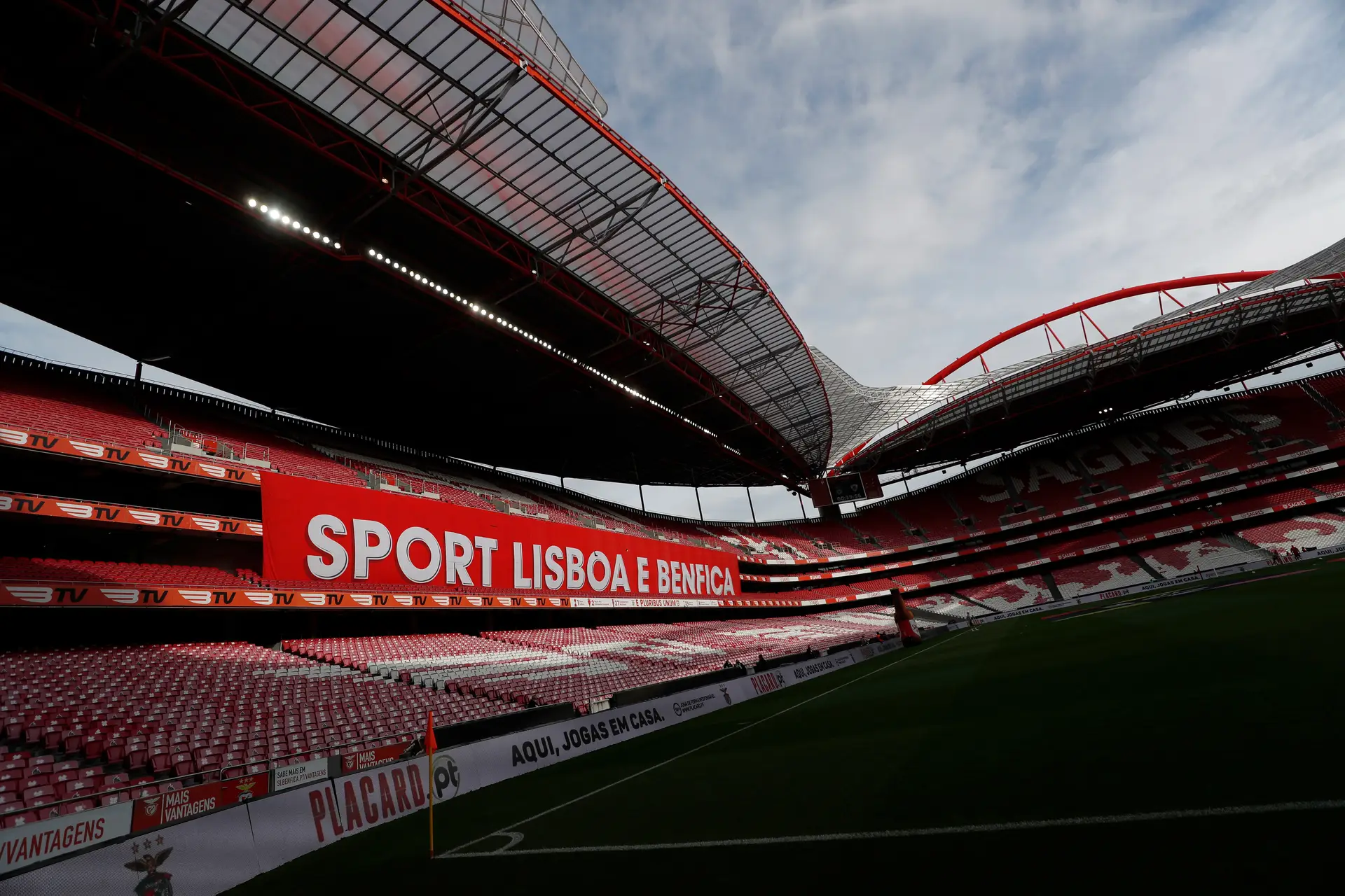 Estações de metro de Lisboa fechadas e trânsito condicionado devido a jogo do Benfica