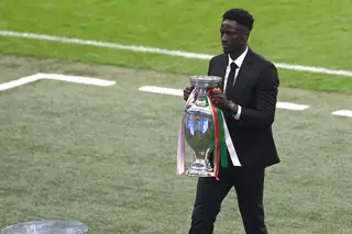 UEFA Euro 2020. O momento em que Éder entregou a Taça em Wembley