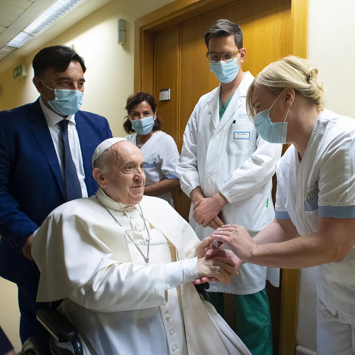 Papa está bem e com energia' após cirurgia, diz médico argentino
