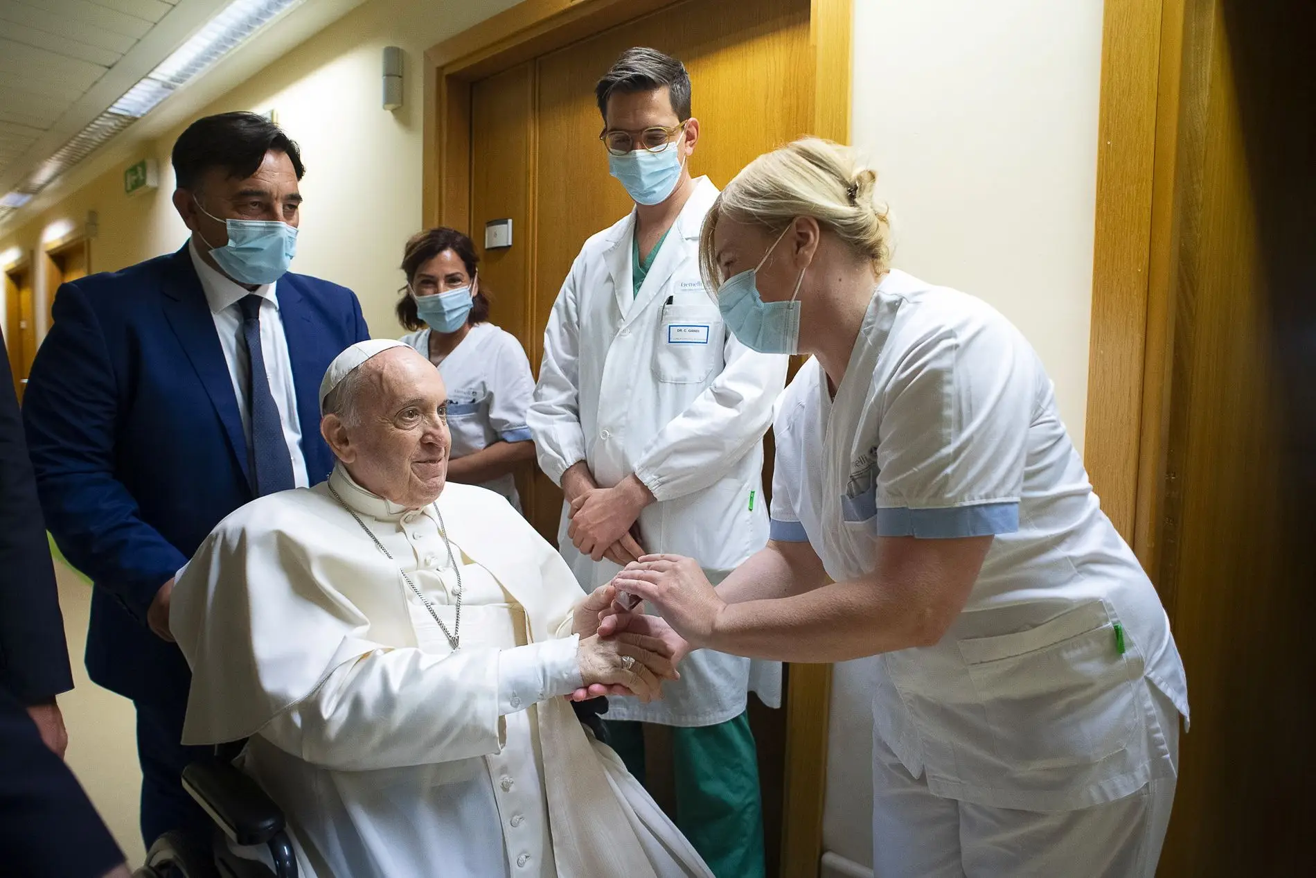 Papa vai permanecer internado no hospital "por mais uns dias"