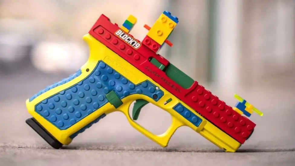 Uma arma verdadeira que parece um brinquedo de LEGO causa indignação nos EUA