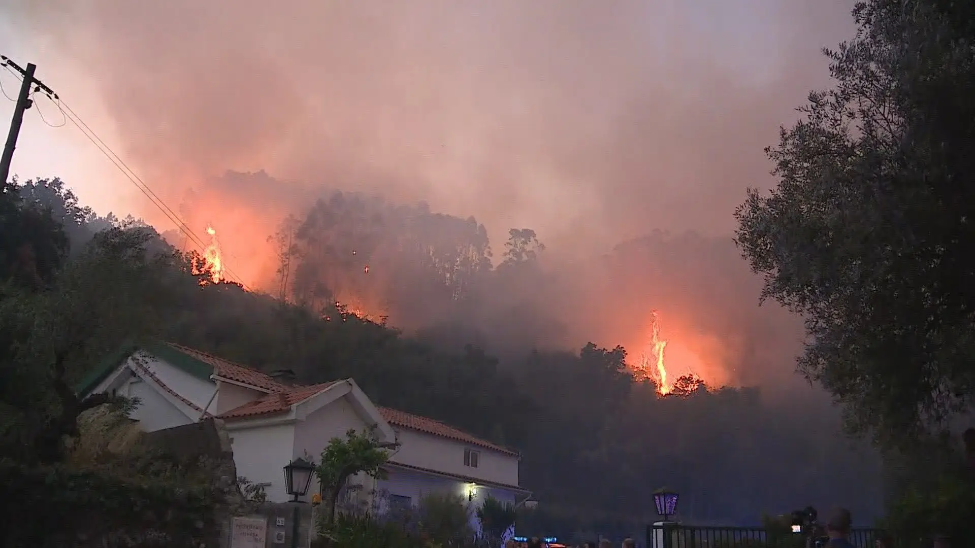 Incendio Em Loures Mobiliza 183 Operacionais E 60 Viaturas Sic Noticias