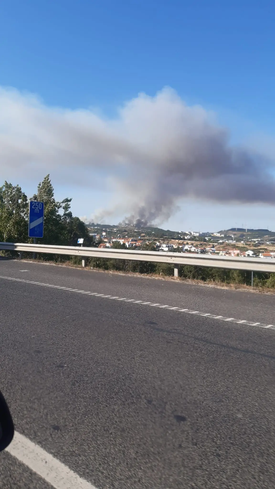 Mais de 120 operacionais e 3 meios aéreos combatem fogo em Loures