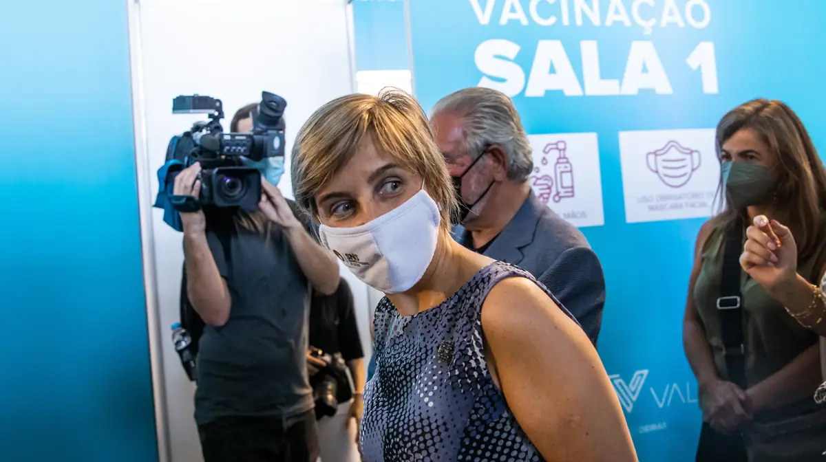A ministra da Saúde, Marta Temido , durante uma visita ao centro de vacinação no Pavilhão Carlos Queiroz, em Carnaxide, Oeiras