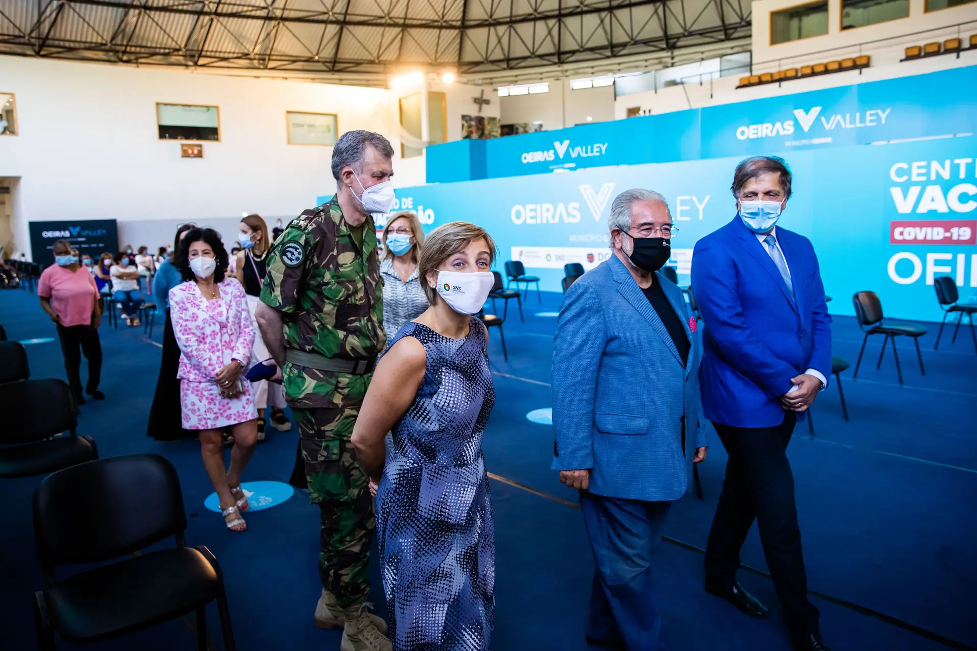 A ministra da Saúde, Marta Temido (C), conversa com o coordenador Nacional da Task-Force, Vice-Almirante Gouveia e Melo (E) e com o presidente da Câmara de Oeiras, Isaltino Morais, durante uma visita ao centro de vacinação no Pavilhão Carlos Queiroz, em Carnaxide, Oeiras
