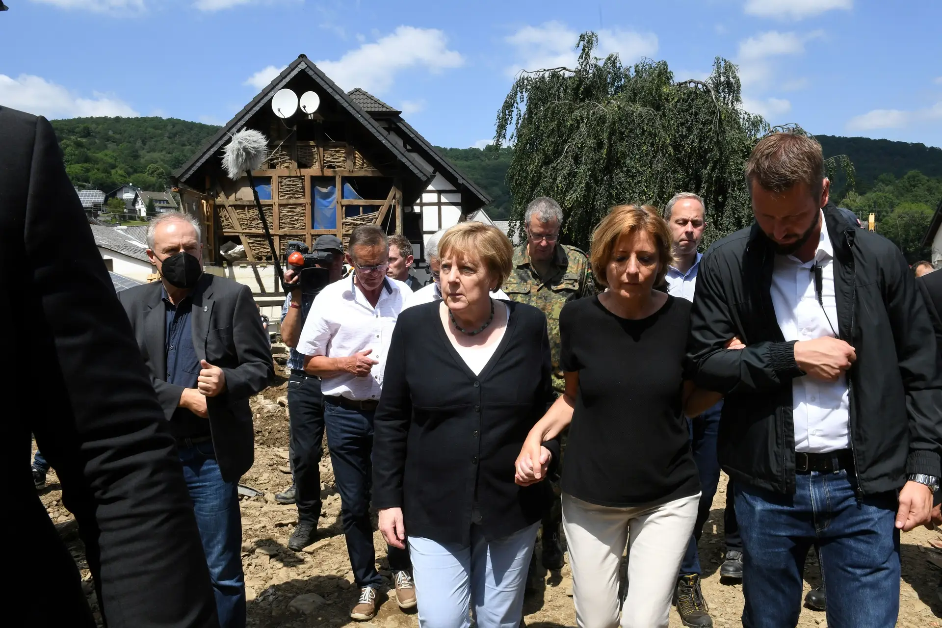 Cheias na Alemanha. Merkel promete "ajuda urgente" perante cenário "surreal"