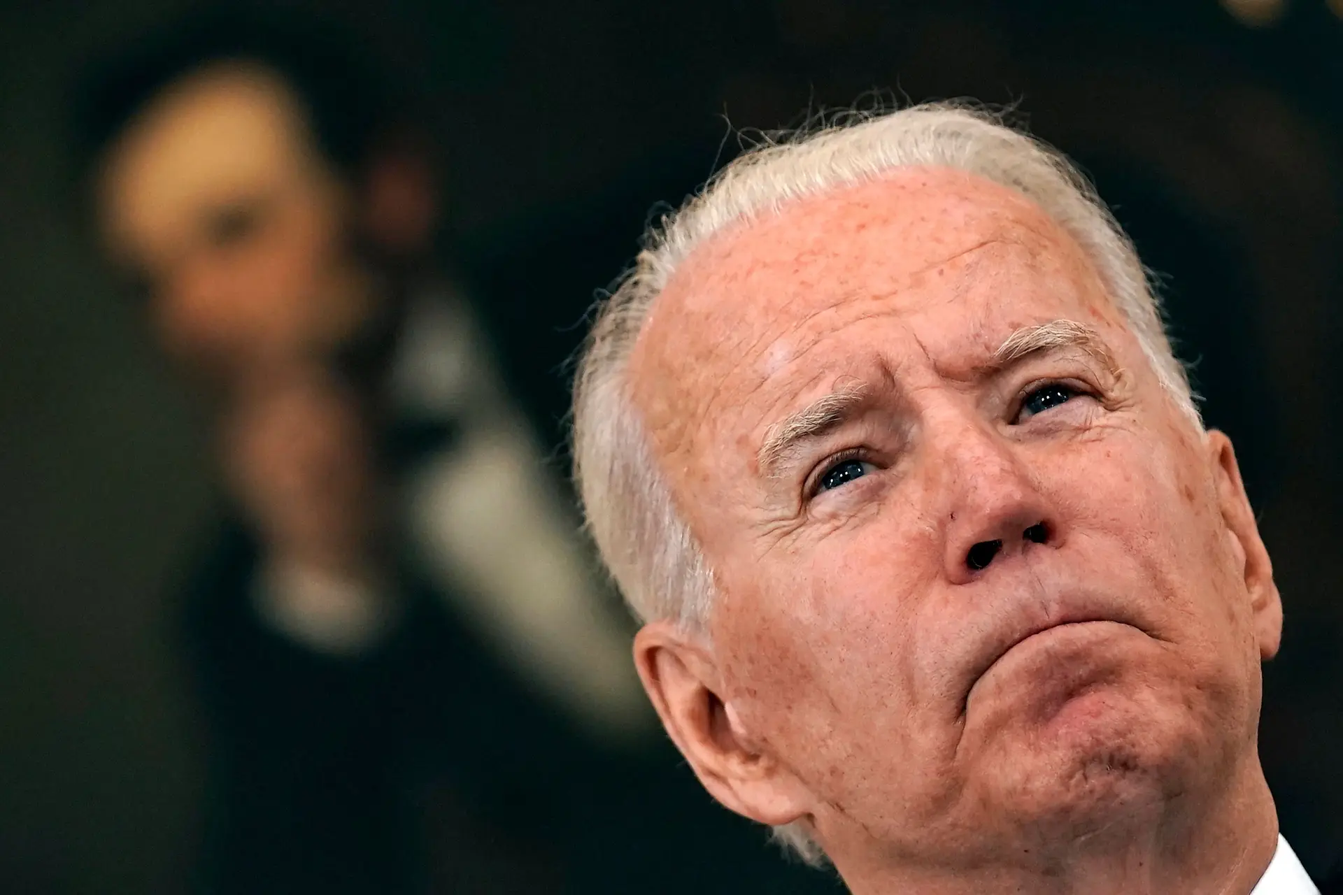 Joe Biden acusa China de "proteger" autores de ataques informáticos