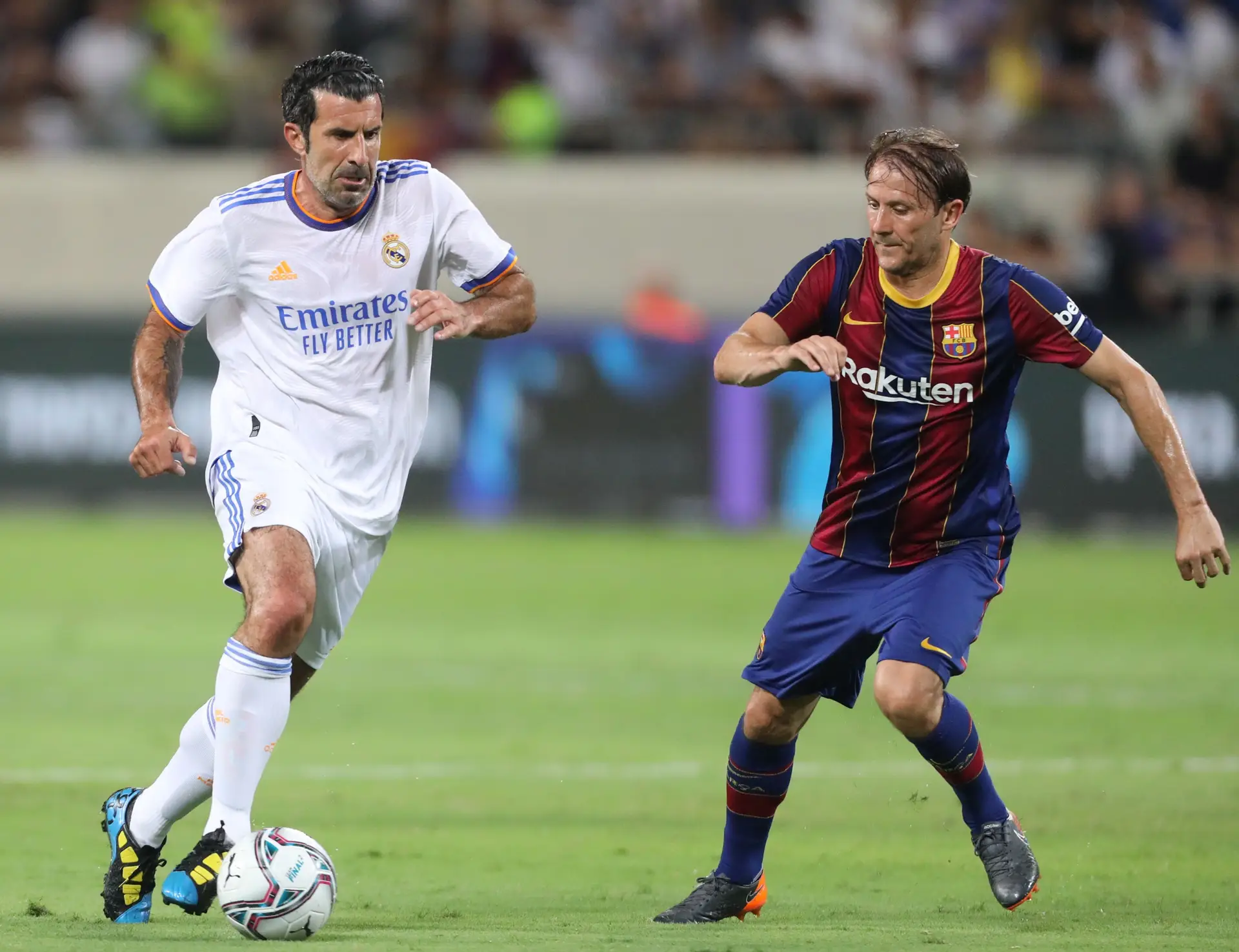 Ronaldinho Gaúcho dá show em jogo de lendas de Barcelona e Real Madrid