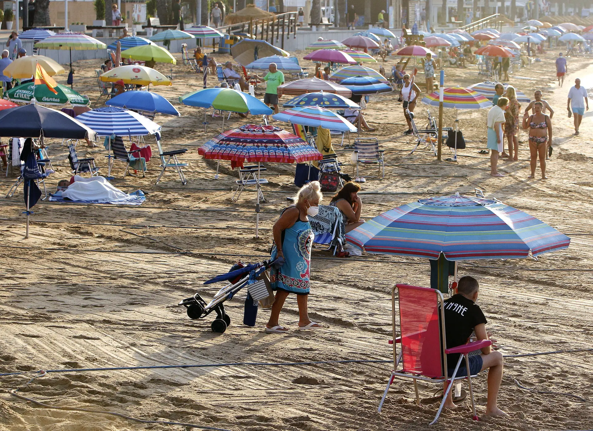 Banhistas fazem fila desde as 7 da manhã para garantirem lugar em praia  espanhola - SIC Notícias