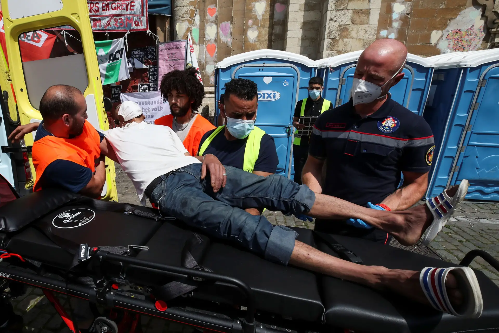 Pelo menos 50 migrantes ilegais hospitalizados após greve de fome e de sede em Bruxelas