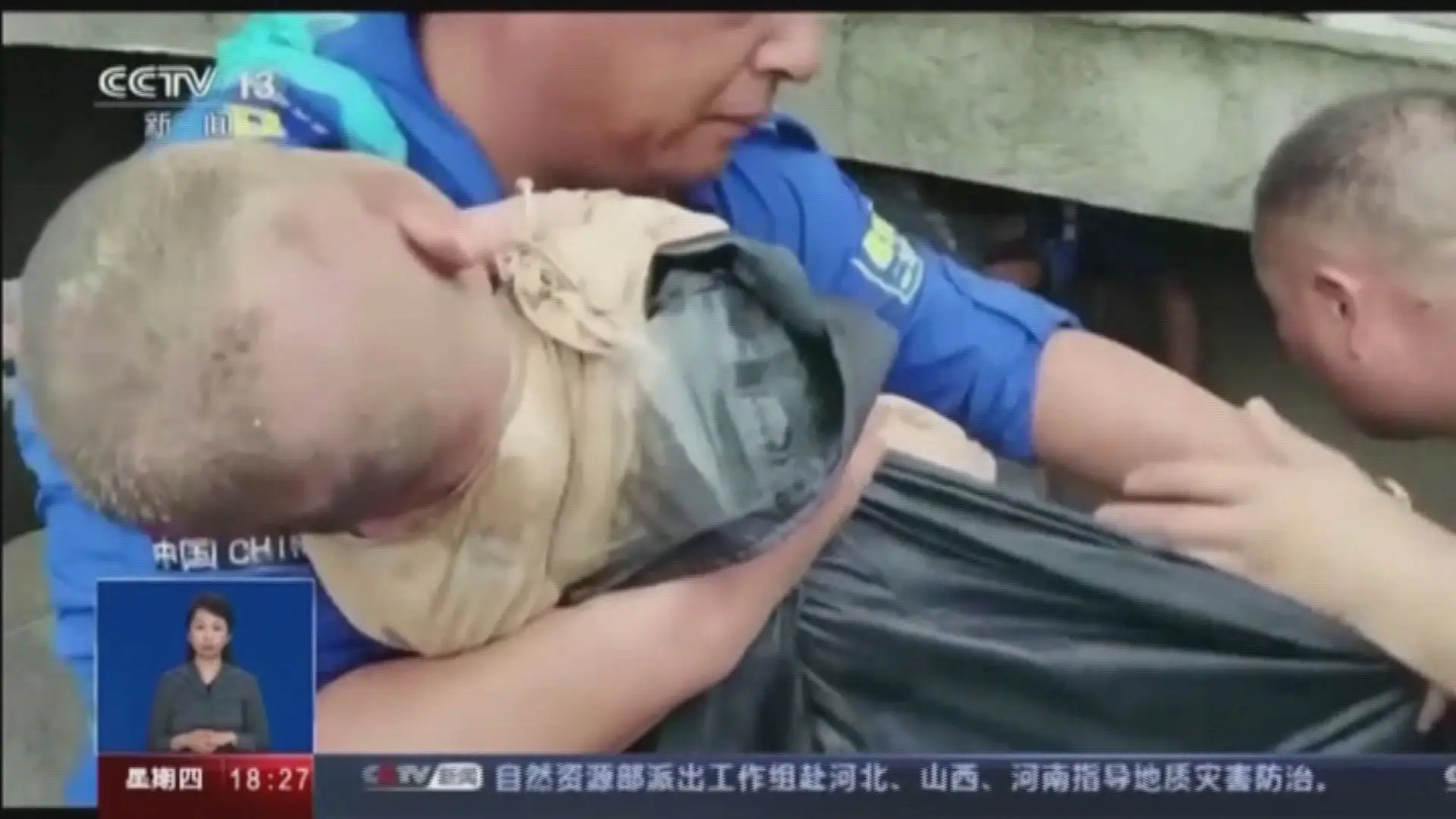 Mulher morre após salvar a filha de um deslizamento de terras na China