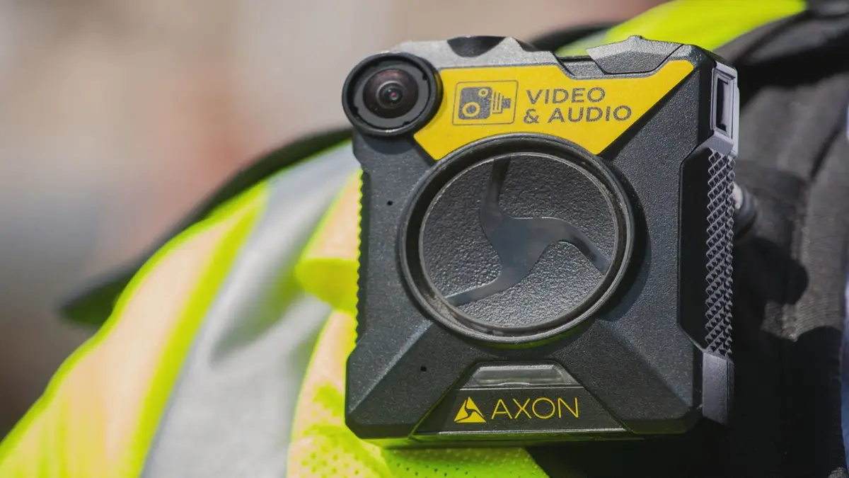 Exemplo de pequenas câmaras de vídeo incorporadas nos uniformes dos agentes.