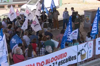 Professores e educadores em protesto junto ao Ministério da Educação