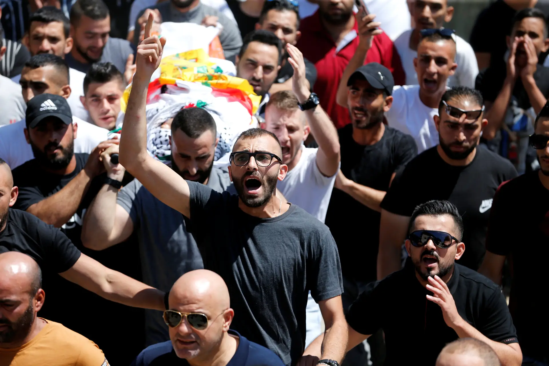 Palestiniano morto por disparos de tropas israelitas na Cisjordânia durante funeral de adolescente