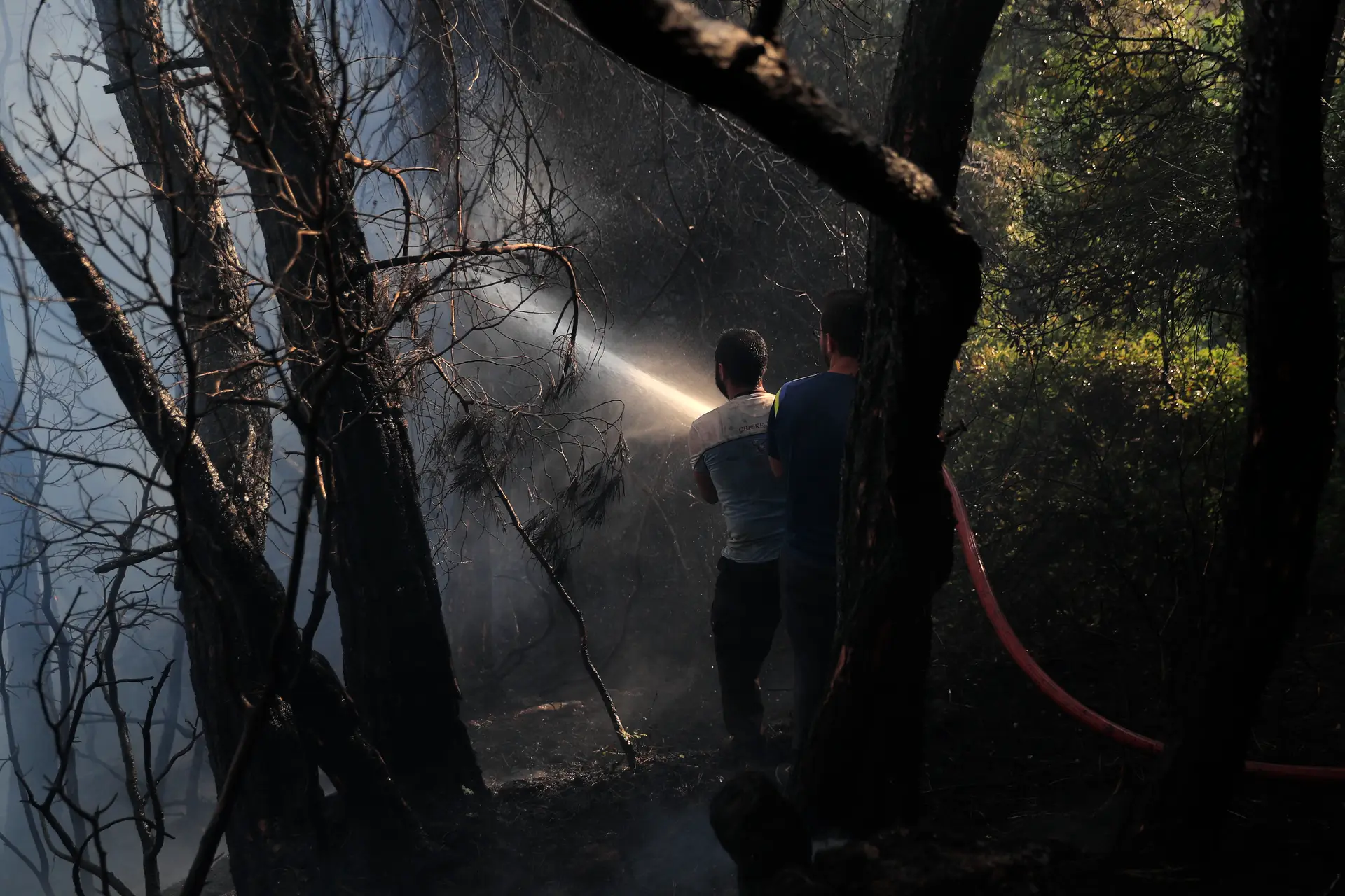 Rapaz de 15 anos morre durante combate a incêndio no Líbano