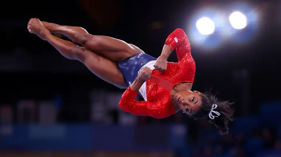 Ginasta norte-americana Simone Biles numa prova nos Jogos Olímpicos de Tóquio.