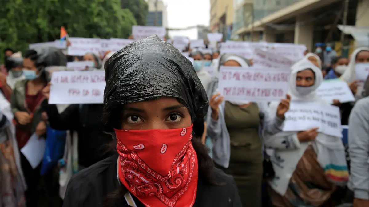 Refugiados da Eritreia protestam, em frente aos escritórios do Alto Comissariado das Nações Unidas para Refugiados, na Etiópia, contra os ataques aos refugiados nos campos de Hitsats e Shimelba durante os confrontos entre a Força de Defesa Nacional da Etiópia e a Frente de Libertação do Povo Tigray.