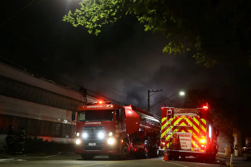 Incêndio de grandes dimensões atinge depósito da ...