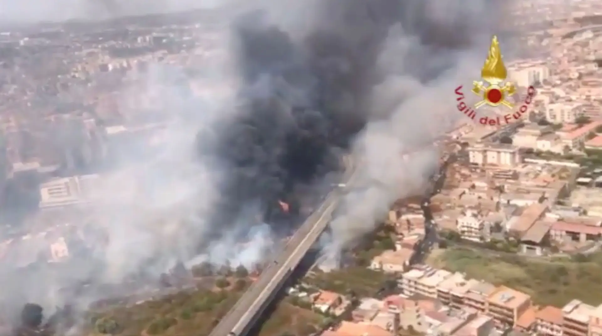 Fogo na Sicília obriga à evacuação de várias habitações