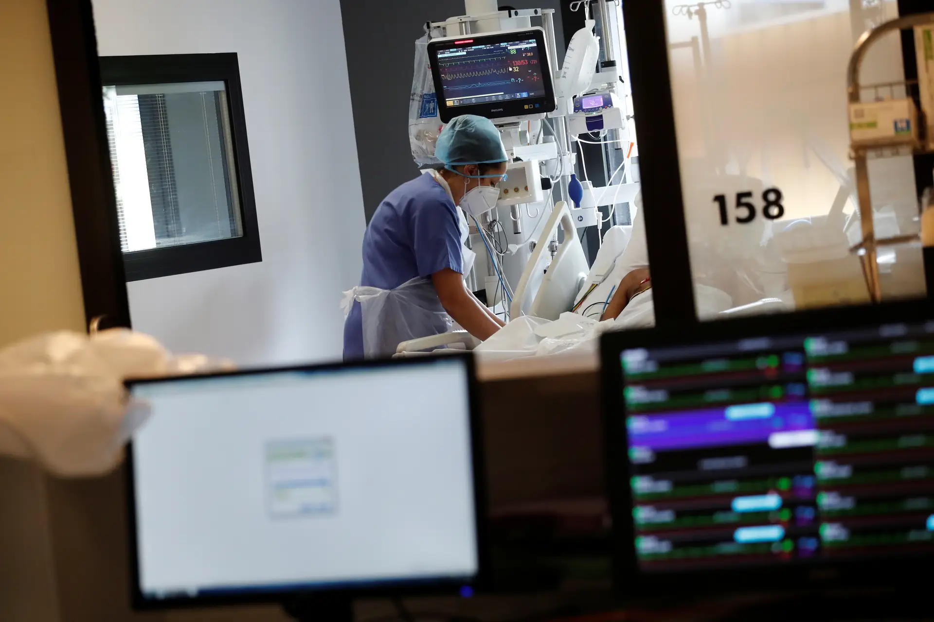 Covid-19. França volta a ter mais de 10 mil pessoas internadas