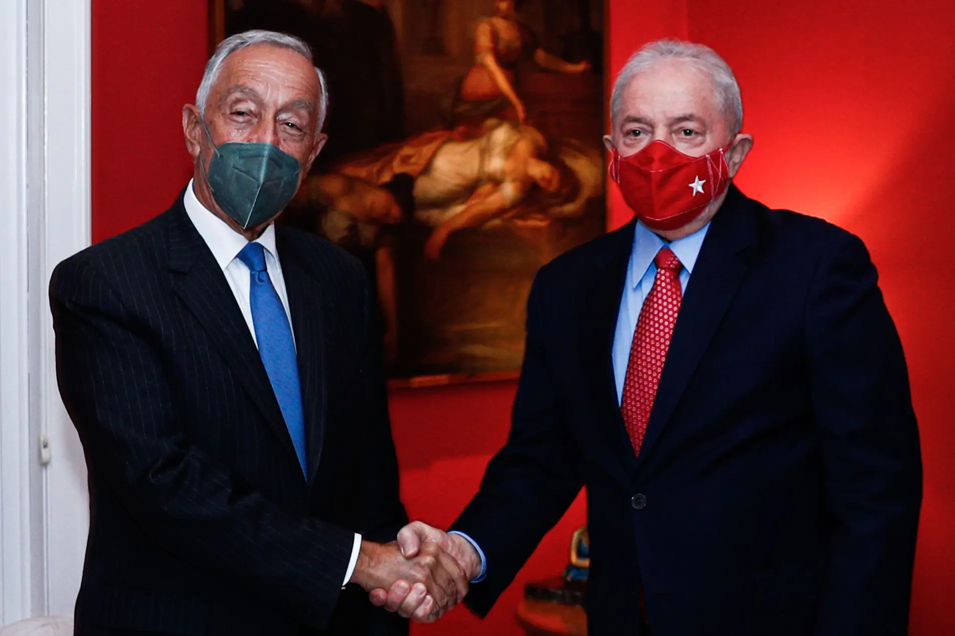 Marcelo reúne-se com Lula da Silva após chegar ao Brasil. Encontro com Bolsonaro será no domingo