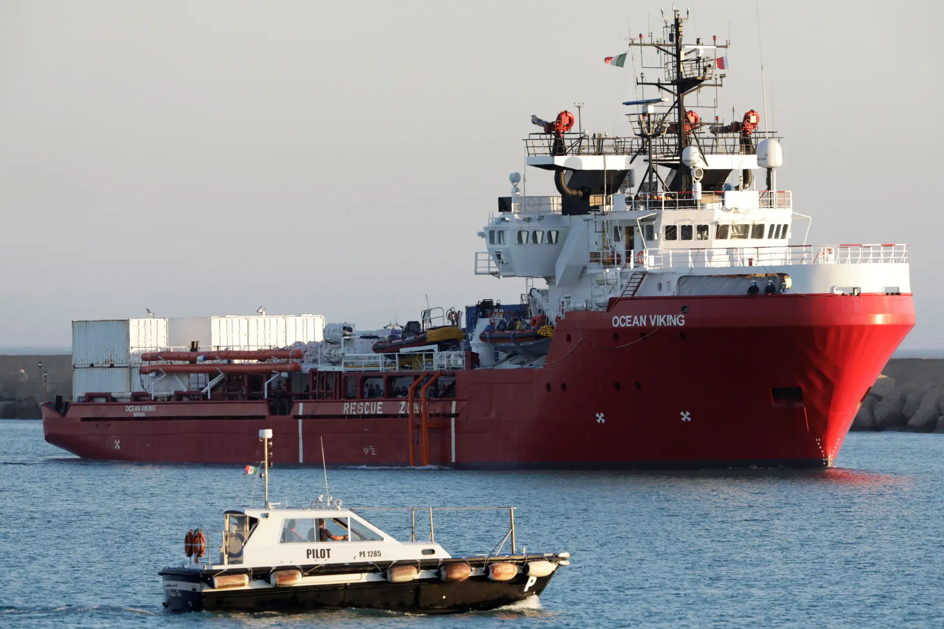 "Ocean Viking" resgata 175 migrantes no Mediterrâneo e espera autorização para desembarcar