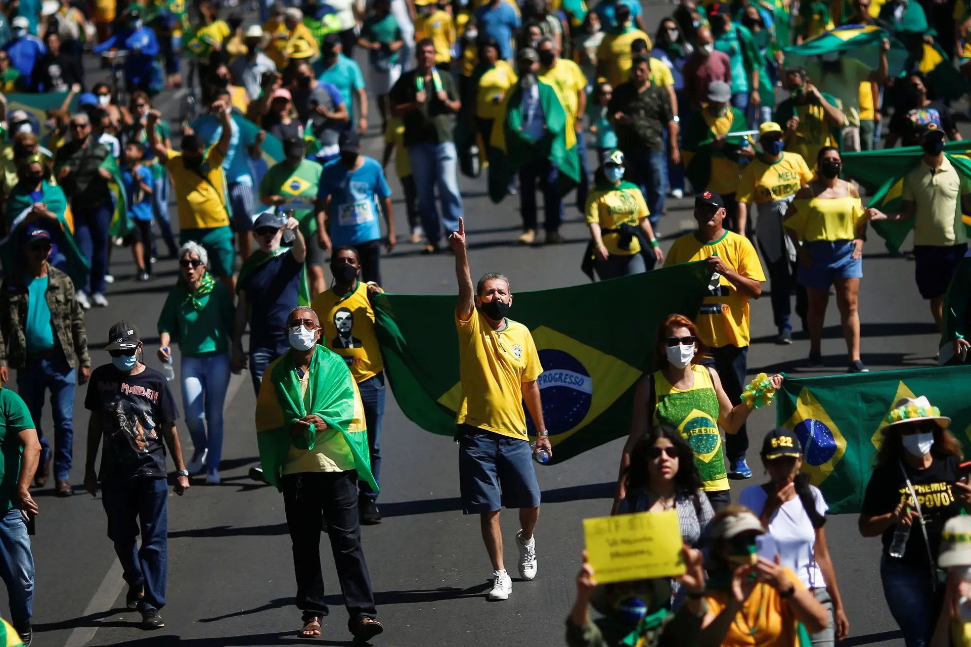 MIlhares de manifestantes pró-Bolsonaro exigem mudança no sistema de voto
