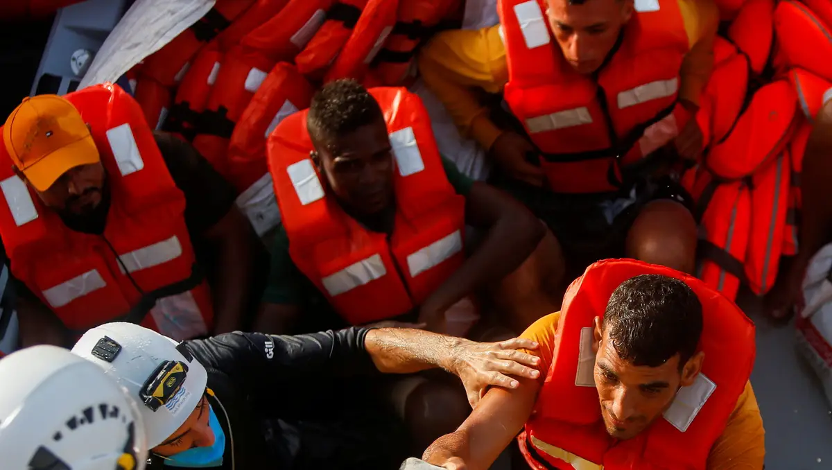 Migrante sobe a bordo do navio de resgate da ONG alemã Sea-Watch 3 no norte da Líbia