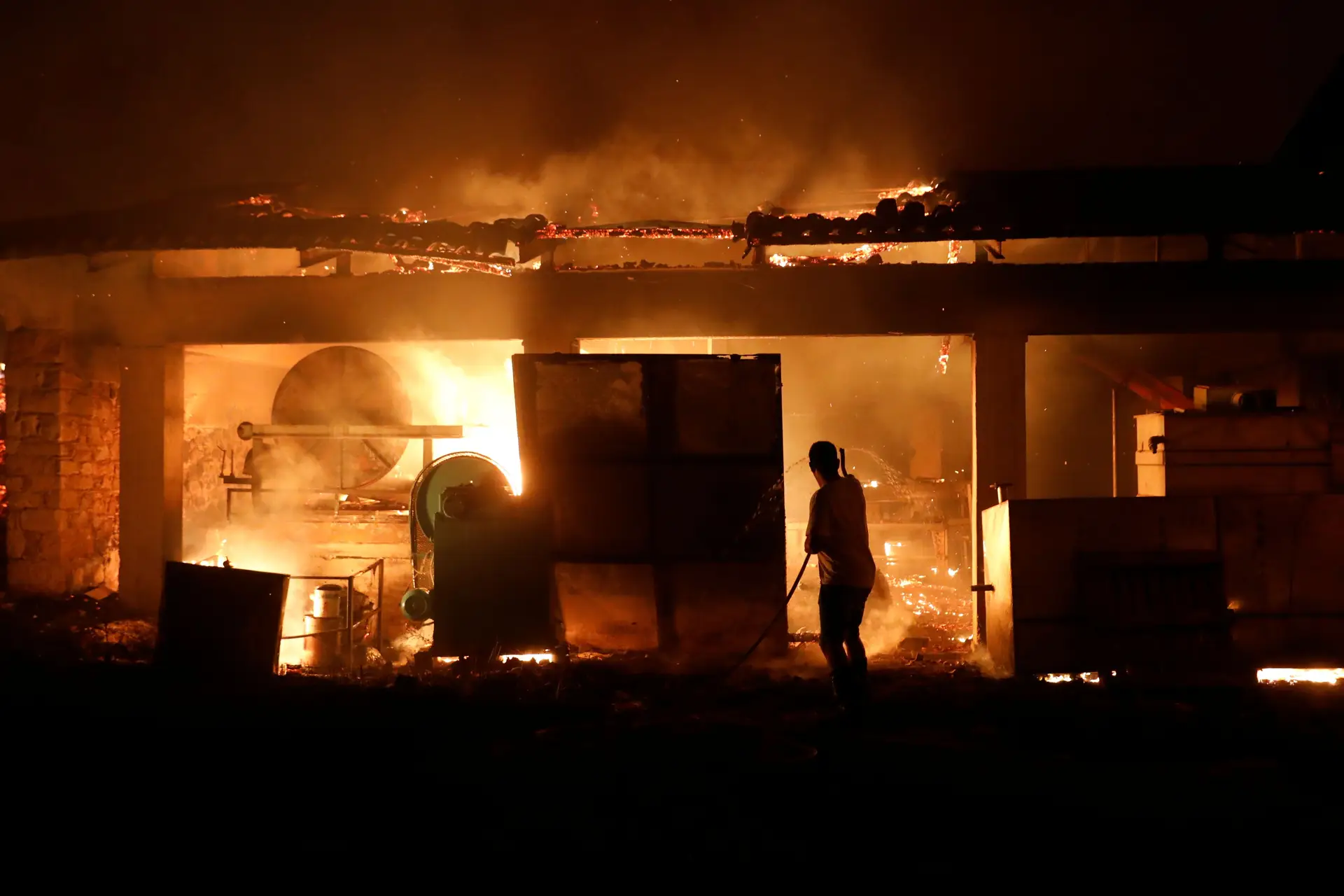 Pelo menos três bombeiros feridos em incêndio na ilha grega de Eubeia