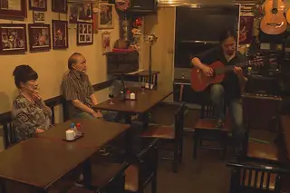 Taku apaixonou-se pelo fado. Vive em Tóquio, mas tem o coração nos bairros antigos de Lisboa