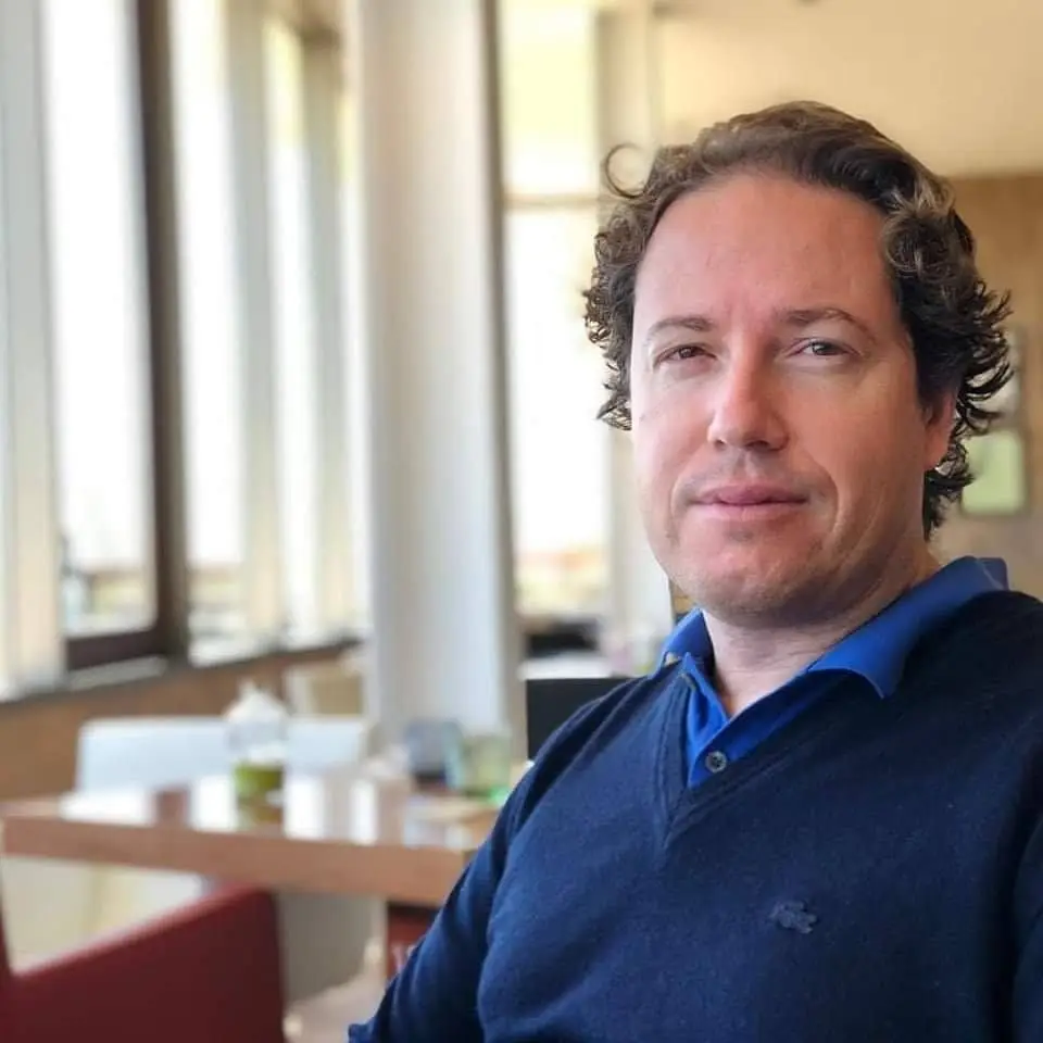 "Tenho medo, Elena": o desabafo de um ex-piloto que está nos cuidados intensivos após rejeitar vacina